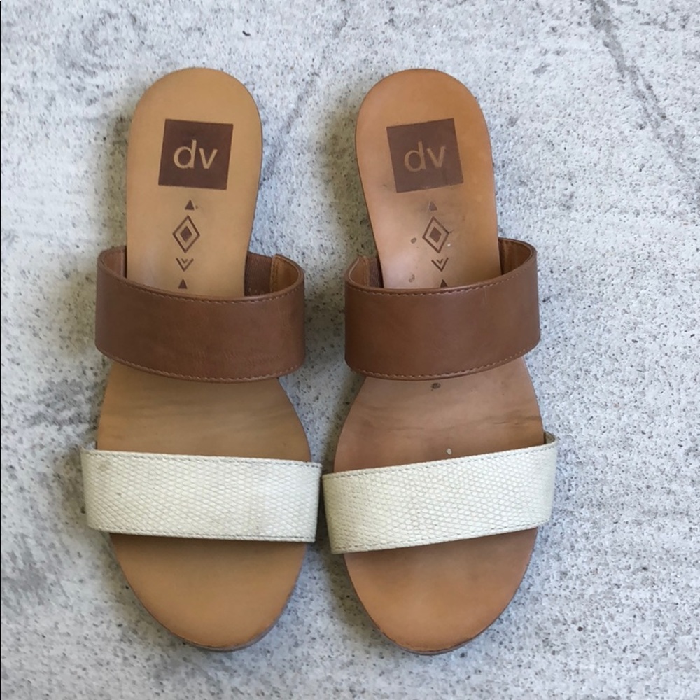 White/tan dv sandals